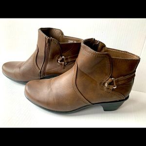 Cute Brown ankle boots. Worn twice . Size 10W